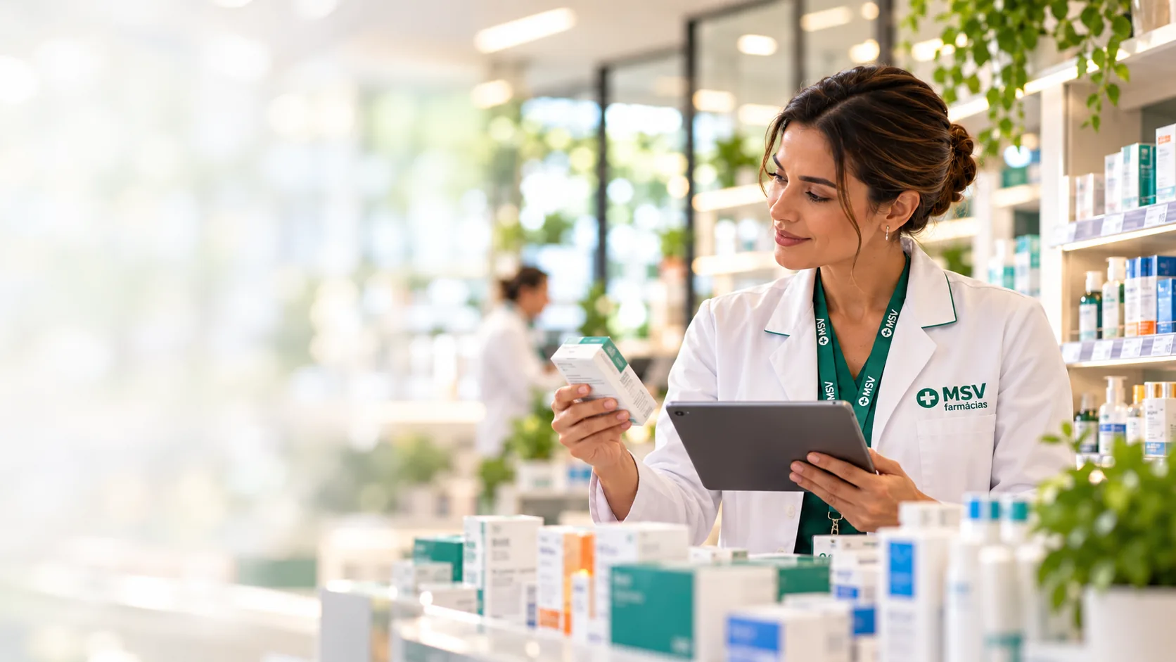 Farmacêutica analisando produtos e indicadores